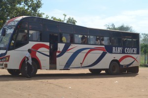 国境から難民を運ぶバス