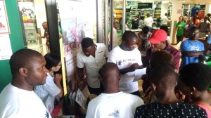スタッフもお揃いの「Buy Malawi, Buy Baobab」Tシャツで商品の説明をしていきます。