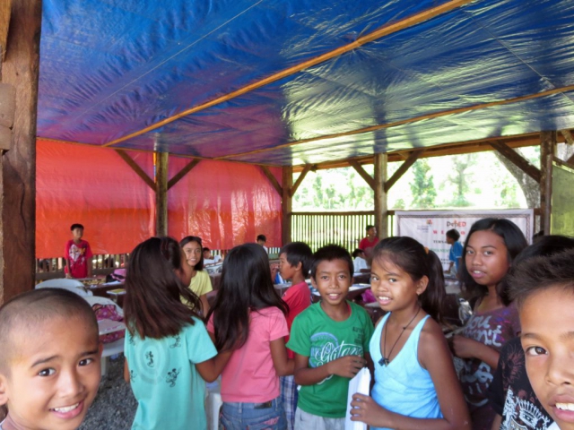 フィリピン・完成した教室で学ぶ子ども達