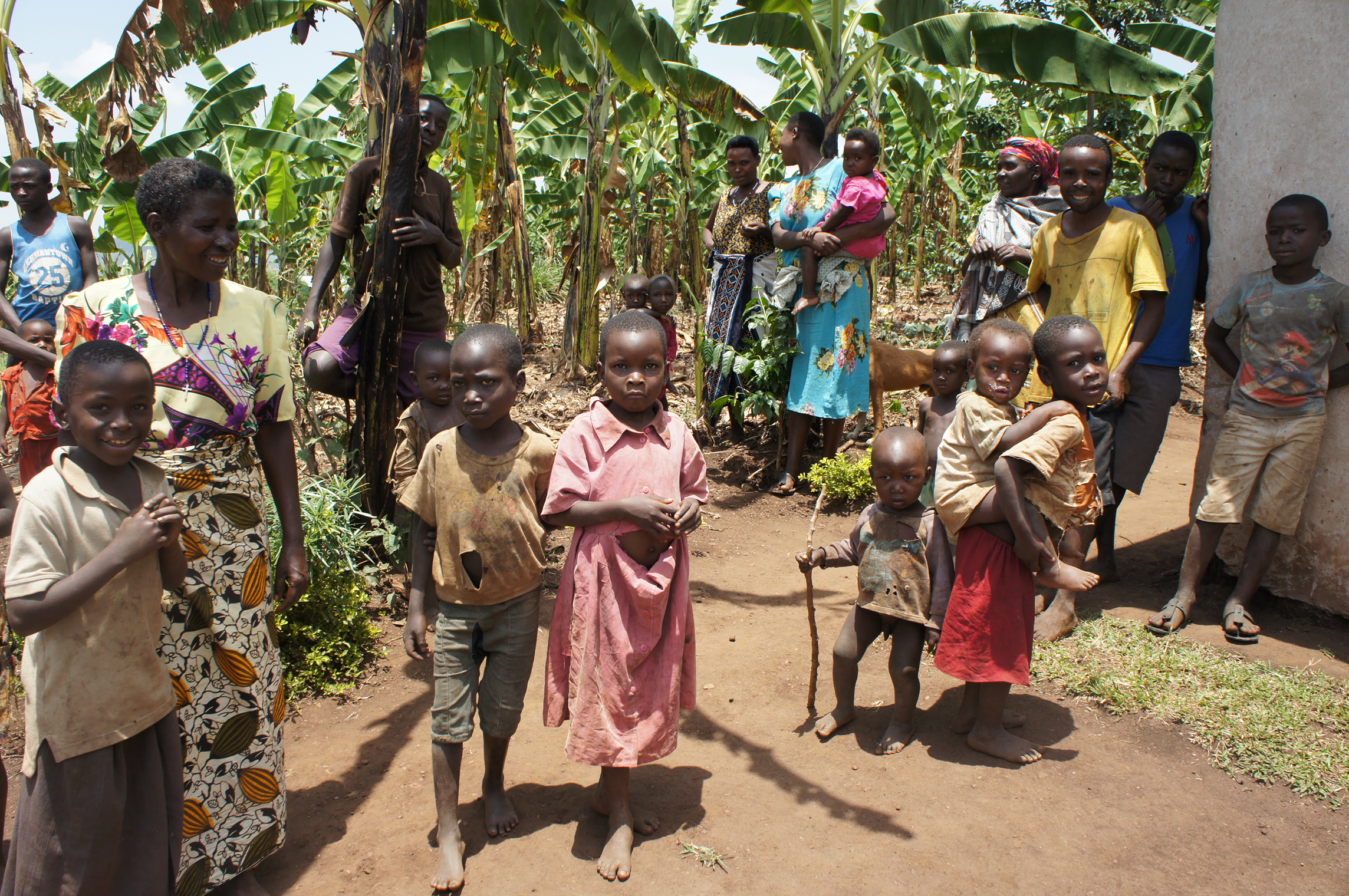 ウガンダ・SPJ支援の近所の集まってきた子ども達