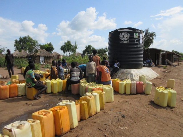 ウガンダ・給水を待つポリ容器の列