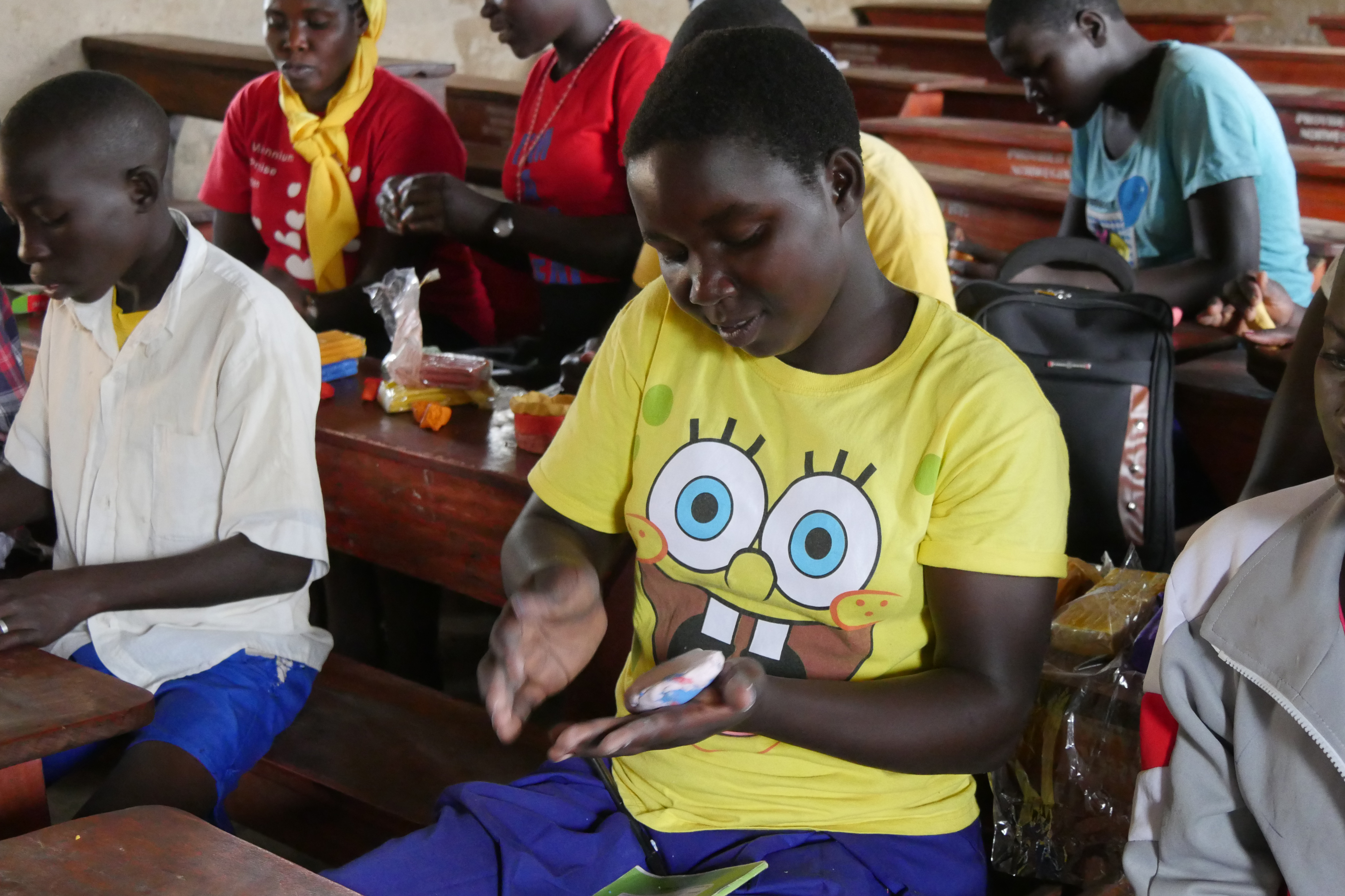ウガンダ:ワークショップに参加する子供
