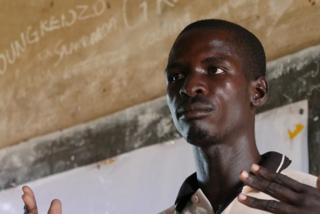 ウガンダ:発表する教師