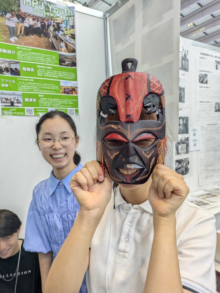 アフリカの置物の展示