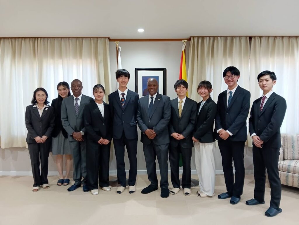 モザンピーク大使館訪問集合写真