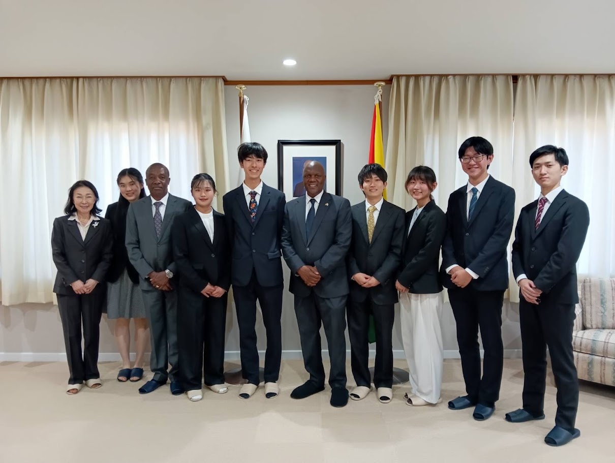 モザンピーク大使館訪問集合写真
